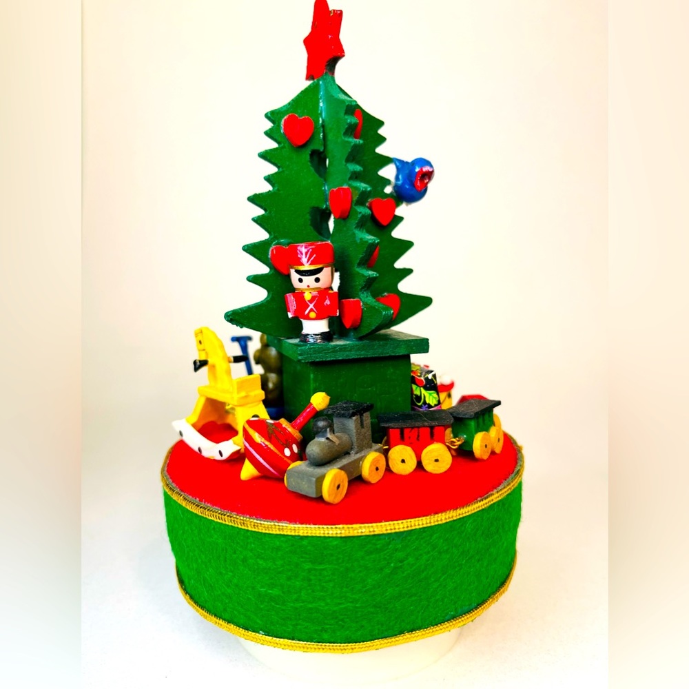 Sanyo Japan Vintage Kitschy Christmas Music Box